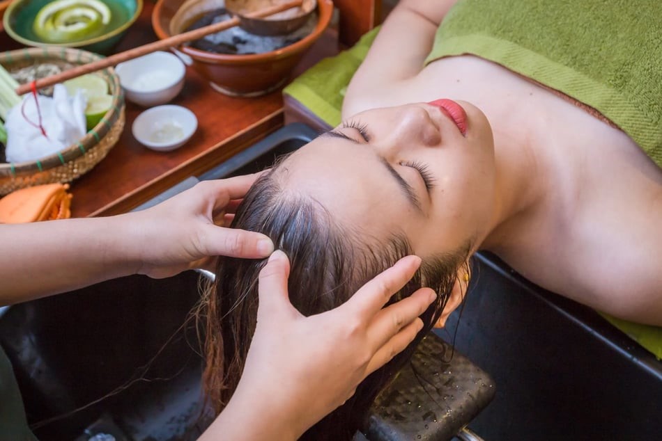 Thông qua các kỹ thuật bấm huyệt và massage giúp giảm tình trạng đau đầu, cải thiện khả năng tập trung (Ảnh: Sưu tầm)